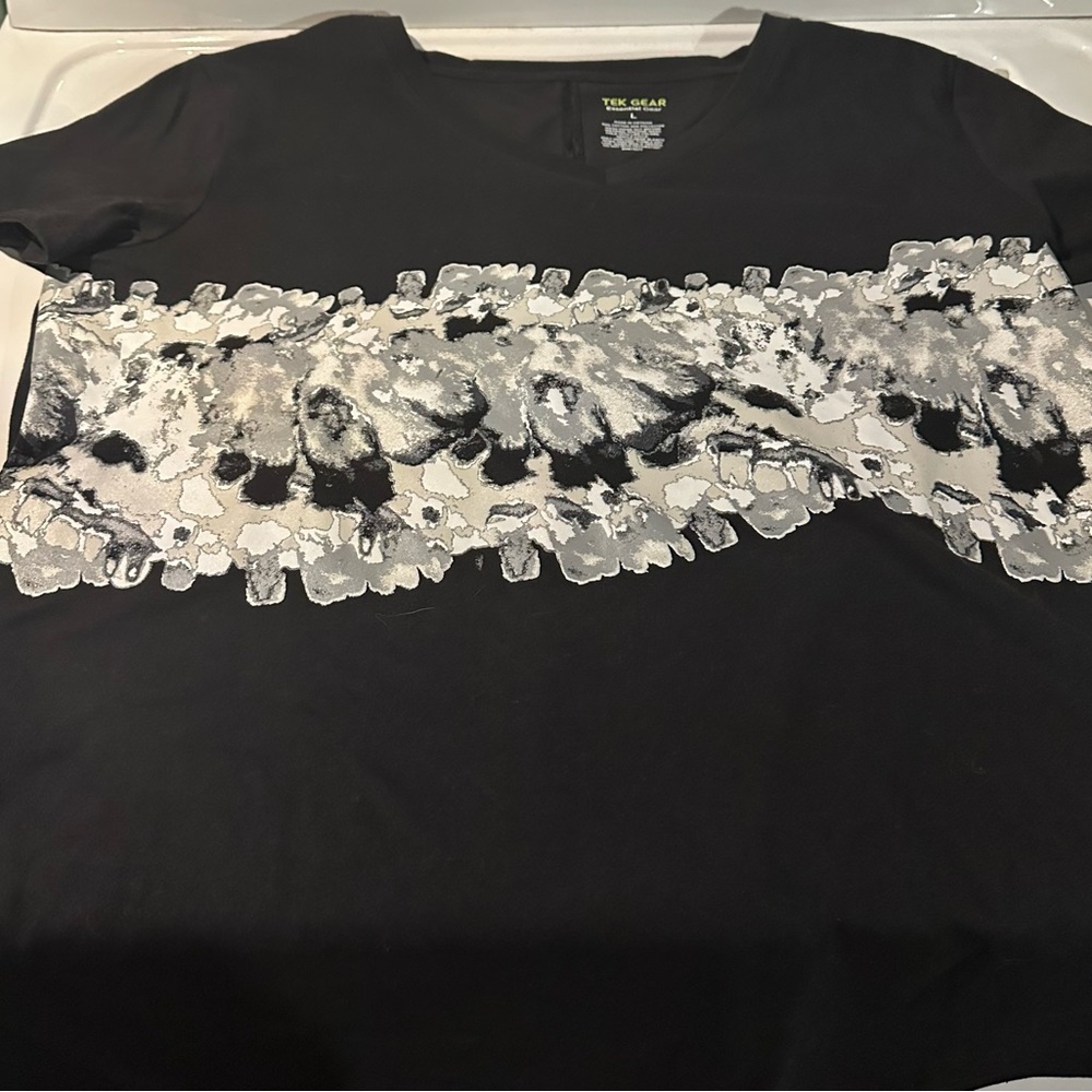 Black v-neck Tek Gear T-shirt - size Large - gray graphic print